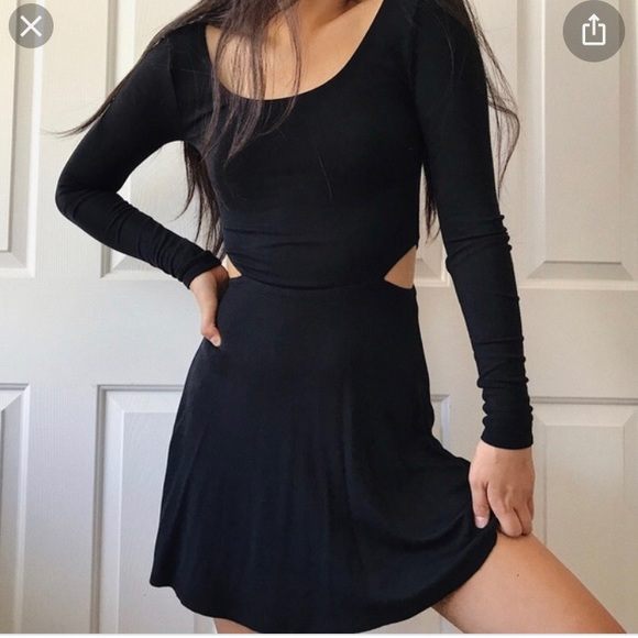 Super cute dress with side cut-outs - Picture 2 of 3